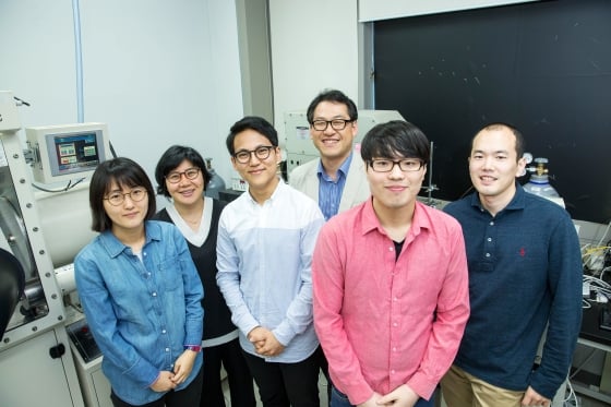 이번 연구를 진행한 UNIST 연구진의 모습. 왼쪽부터 강주혜 연구원, 임미희 교수, 남정승 연구원, 권태혁 교수, 강명균 연구원, 이현우 교수/사진=UNIST
