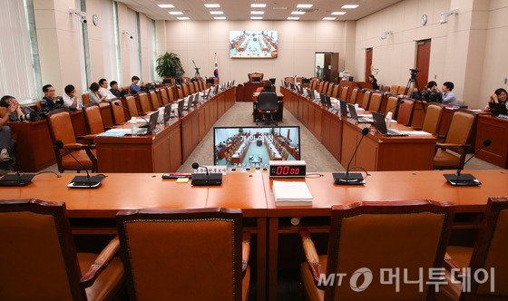 1일 오전 서울 여의도 국회에서 조윤선 문화체육관광부 장관 후보자 인사청문경과보고서 채택의 건을 논의하는 교육문화체육관광위원회가 오후로 연기되고 있다.전날인 31일 청문회는 교문위 소관 추경안 단독 처리에 불만을 표시한 여당의원들의 불참 속에 진행됐다. 2016.9.1/뉴스1 <저작권자 © 뉴스1코리아, 무단전재 및 재배포 금지>