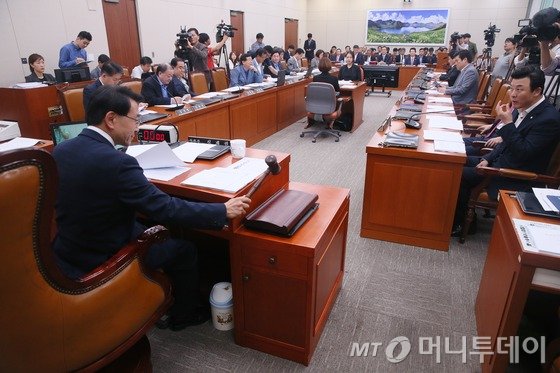 심재권 국회 외통위원장이 14일 서울 여의도 국회에서 열린 외교통일위원회 전체회의에서 의사봉을 두드리며 안건을 상정하고 있다. /사진=뉴스1
