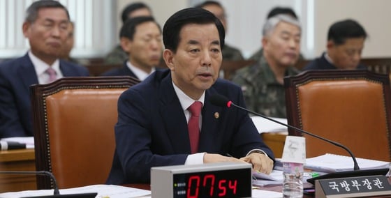 한민구 국방부 장관이 지난 8월 29일 서울 여의도 국회에서 열린 국방위원회 전체회의에서 사드 배치와 북한의 SLBM 위협 관련 의원들의 질의에 답변하고 있다./사진=뉴스1