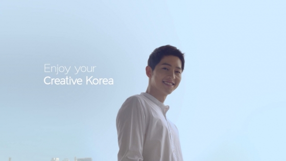 지난 19일부터 7주간 미국 뉴욕 타임스퀘어 등에서 방영되는 홍보 영상에 출연한 배우 송중기의 모습. /사진제공=한국관광공사