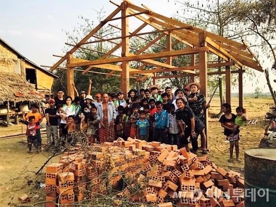 딜럽은 아이들이 땡볕에 앉아 미술교육을 받아야하는 현실이 안타까와 학교건립을 서두르게됐다./사진제공=딜럽