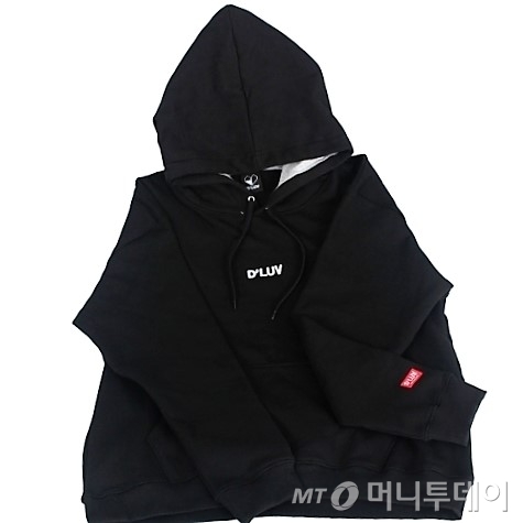 딜럽의 인기 품목인 찬나후드티. 찬나는 그림을 그린 아이의 이름이다./사진제공=딜럽