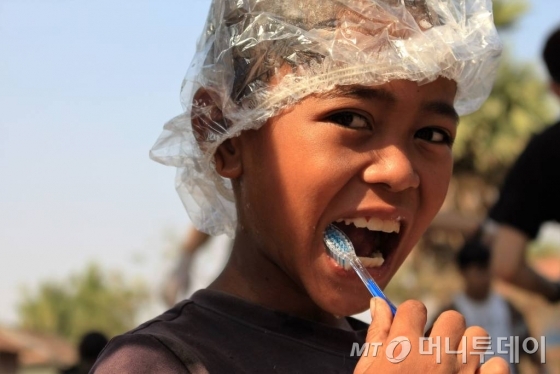 머릿니를 없애주는 샴프로 머리를 감고 양치질을 하는 소년/사진제공=딜럽