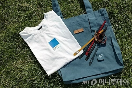 미술교육 시간 중 한 아이가 자랑하듯 그림을 펼쳐보이고 있다./사진제공=딜럽