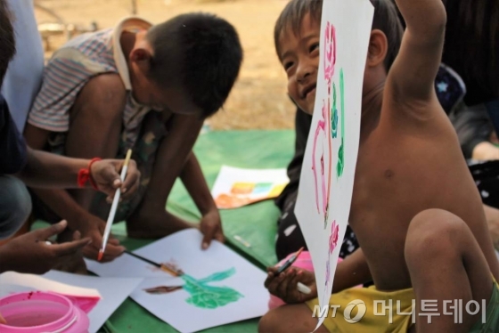 이지웅(27) 딜럽 대표와 깜뽕참마을 어린이들. 밀집모자를 쓴 사람이 이대표다./사진제공= 딜럽