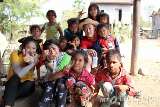 캄보디아 어린이들이 그린 그림들. 딜럽의 디자이너들은 이를 패턴화해 제품에 반영하고 있다./사진제공=딜럽