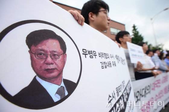 전국쌀생산자협회 회원들이 1일 오후 서울 여의도 국회 앞에서 쌀 수입중단·쌀값폭락 대책마련 촉구 기자회견을 마친 후 벼를 정리하고 있다. 2016.9.1/뉴스1 <저작권자 © 뉴스1코리아, 무단전재 및 재배포 금지>