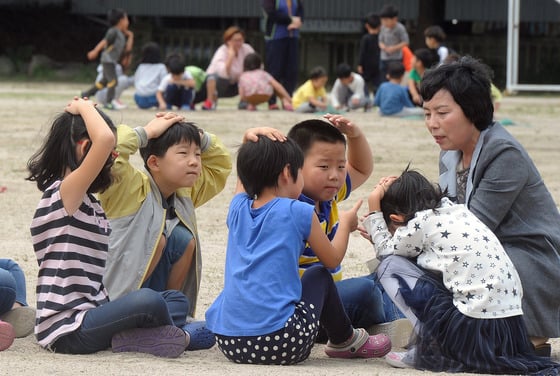 지난 21일 오전 11시 53분쯤 경북 경주시 남남서쪽 10km 지역에서 3.5 규모의 지진이 발생하자  경주 신라초등학교 학생들이 신속히 교실을 빠져 나와 선생님과 함께 운동장에 대피해있다. /사진=뉴스1