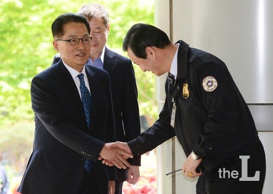 박지원 국민의당 의원이 4월 25일 오후 서울 서초구 서울중앙지법에 '朴 대통령 명예훼손' 혐의로 3차 공판에 출석하며 법원 관계자와 악수를 하고 있다. /사진=뉴스1
