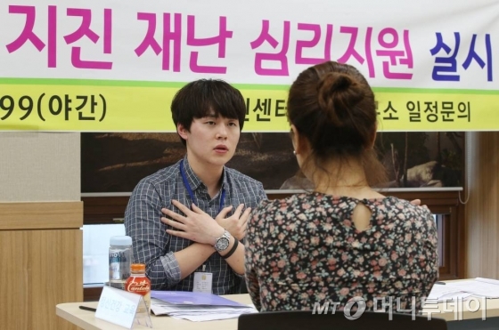 정부가 최근 계속된 지진으로 피해를 본 경주시를 특별재난지역으로 선포했다. 이에 따라 경주시는 피해복구에 소요되는 비용 중 지방비 부담분의 일부를 국고로 추가 지원받게 된다. 사진은 23일 오후, 지진으로 인해 기와지붕이 파손된 가옥이 많은 사정동 일대의 전경./사진=이동훈 기자 photoguy@