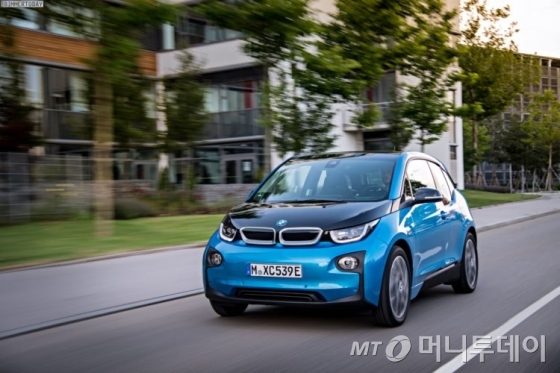 '파리모터쇼'에서 선보일 BMW의 신형 i3. 1회 충전에 300km까지 주행 가능하다./사진=BMW홈페이지