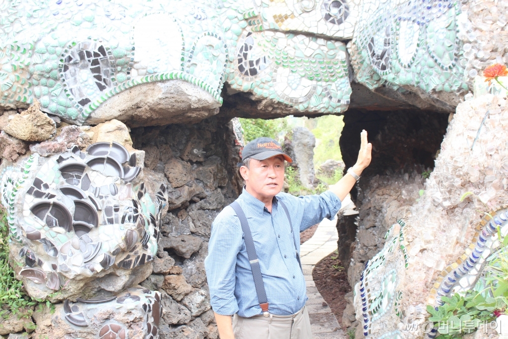 제주시 한림읍 금악리에 위치한 '탐나라 공화국' 테마파크 내부 현장. 버려지고 쓸모없는 재료들을 재활용해 보기좋은 관광상품으로 다시 내걸었다. 강우현 대표가 크리스탈 공장이 폐업할 때 버린 크리스탈을 가져다 돌에 디자인 장식을 했다고 설명하고 있다. /제주=김고금평기자