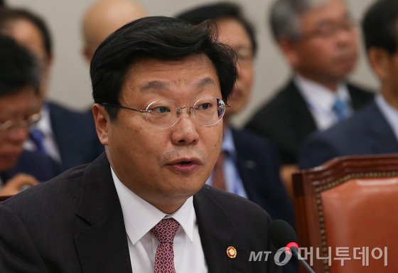 주형환 산업통상자원부 장관이 26일 오후 서울 여의도 국회에서 열린 산업통상자원위원회 국정감사에서 의원들의 질의에 답하고 있다.  새누리당 의원들은 김재수 농림축산식품부 장관 해임건의안 처리에 반발해 국감에 불참했다. 2016.9.26/뉴스1  <저작권자 &copy; 뉴스1코리아, 무단전재 및 재배포 금지>
