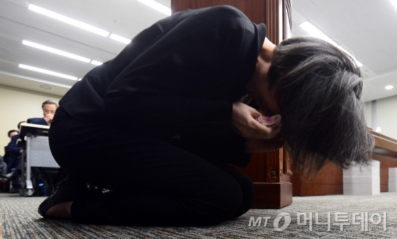 무릎 꿇은 최은영 전 한진해운 회장. /사진제공=뉴스1