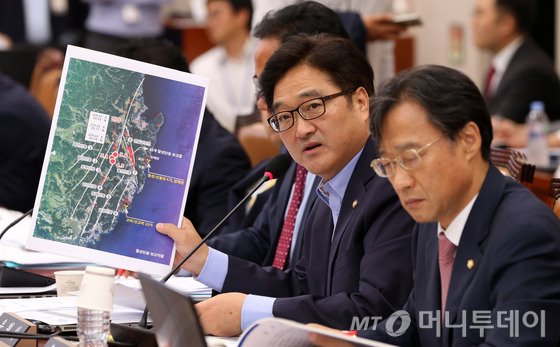형환 산업통상자원부 장관에게 원전 관련 질의를 하고 있다. 2016.9.27/뉴스1 <저작권자 © 뉴스1코리아, 무단전재 및 재배포 금지>