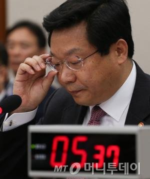 주형환 산업통상자원부 장관이 26일 오후 서울 여의도 국회에서 열린 산업통상자원위원회 국정감사에서 안경을 고쳐쓰고 있다. 2016.9.26/뉴스1 <저작권자 © 뉴스1코리아, 무단전재 및 재배포 금지>
