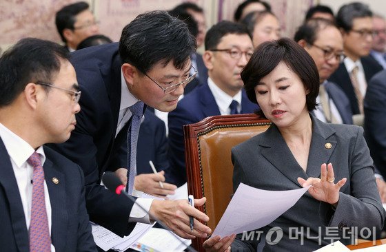 조윤선 문화체육관광부 장관이 27일 오전 서울 여의도 국회에서 열린 교육문화체육관광위원회 국정감사에서 자료를 전달 받고 있다. 2016.9.27/뉴스1 <저작권자 © 뉴스1코리아, 무단전재 및 재배포 금지>