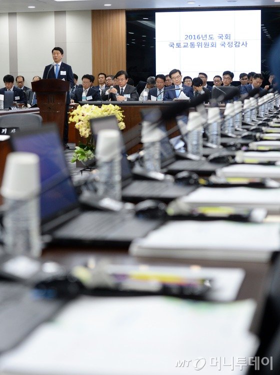 27일 오전 서울 여의도 국회에서 열린 교육문화체육관광위원회 국정감사에서 새누리당 의원들의 불참 한 채 유성엽 교문위원장이 개의선언을 하고 있다. 2016.9.27/뉴스1 <저작권자 © 뉴스1코리아, 무단전재 및 재배포 금지>