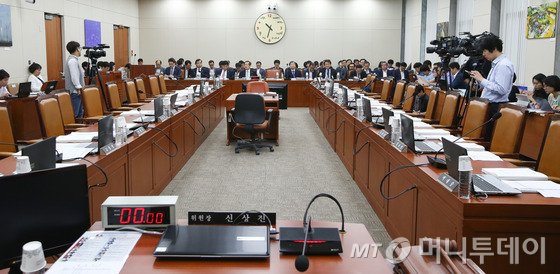 26일 인천시 중구 인천국제공항공사에서 열린 국토교통위원회의 인천국제공항공사, 한국공항공사, 항공안전기술원에 대한 국정감사에서 새누리당 의원들이 전원 불참한 가운데 파행 운영되고 있다. 2016.9.27/뉴스1 <저작권자 © 뉴스1코리아, 무단전재 및 재배포 금지>