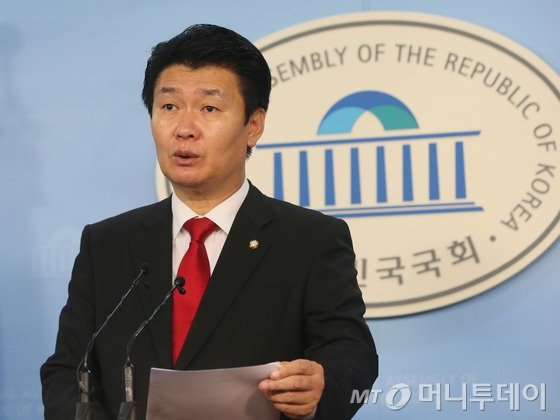 정용기 새누리당 최고위원 후보가 29일 서울 여의도 국회 정론관에서 정견을 발표하고 있다. 2016.7.29/뉴스1  <저작권자 © 뉴스1코리아, 무단전재 및 재배포 금지>