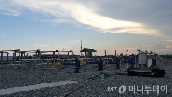 인도네시아 술라웨시주 루욱 인근에 위치한 세노로 가스전의 생산정(well) 모급. 각각의 생산정에서 나온 천연가스를 중앙처리시설로 보내져 불순물을 제거한 뒤 액화천연가스(LNG)플랜트로 투입된다./사진=유영호기자