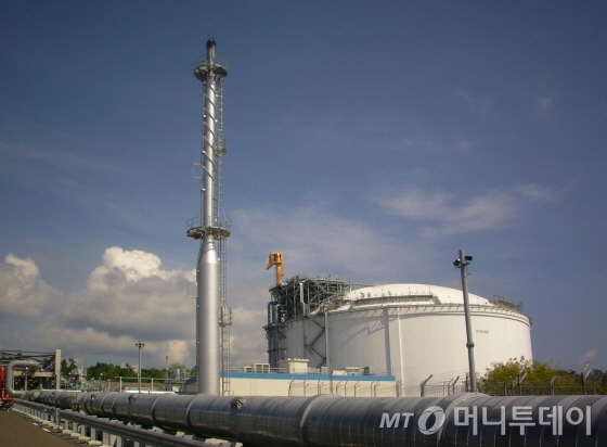 인도네시아 술라웨시주 루욱 인근에 위치한 동기-세노로 액화천연가스(DS LNG)플랜트 내부 LNG저장탱크 전경. DS LNG 사업은 한국가스공사가 가스전 개발(상류)부터 LNG플랜트 운영(하류), LNG 도입까지 전(全) 가치사슬에 참여하는 최초의 프로젝트다./사진=유영호기자