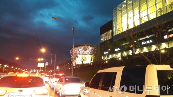 스타필드 하남 진입로에 길게 이어진 차량 행렬. /사진=조철희 기자