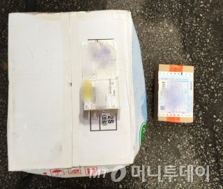 20kg 감자 한박스와 100g 남짓 상자 모두 건당 500원으로 계산된다. /사진=김도영 기자