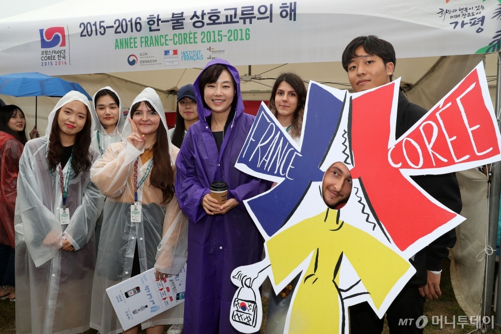 2일 '제13회 자라섬국제재즈페스티벌'에 참석한 조윤선 문화체육관광부 장관(가운데)이 축제 곳곳을 돌아다니며 현장 분위기를 살폈다. 조 장관은 한-불 상호교류의 해 부스에서 관계자들과 기념촬영을 하고 있다. /사진제공=문화체육관광부