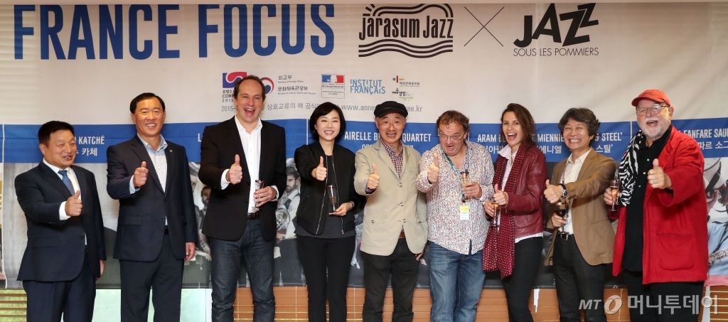 조윤선 문화체육관광부 장관(왼쪽 네번째)이 2일 경기도 가평군에서 열린 '제13회 자라섬국제재즈페스티벌'의 ‘프랑스 포커스 리셉션’에 참석해 파비앙 페논 주한 프랑스대사(왼쪽 세번째)와 인재진 총감독(가운데), 김성기 가평군수(왼쪽 두번째) 등과 한불 상호교류의 해를 축하하고 있다. /사진제공=문화체육관광부