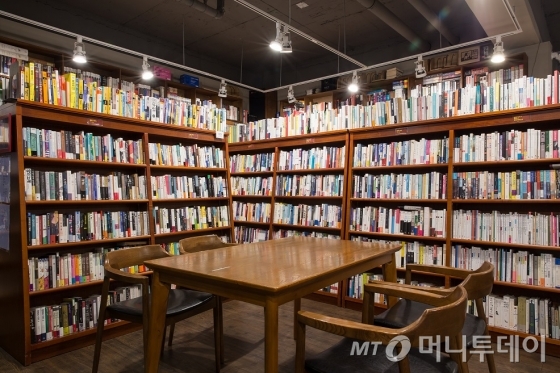 '미스터 버티고'는 문학서적을 위주로 나라별로 책을 전시한다. 신현훈 대표는 "보람있다"면서도 "운영자 개인의 인건비를 건질 수 있을 정도로 수익이 나지 않는 것이 현실"이라고 말했다. /사진제공=미스터버티고