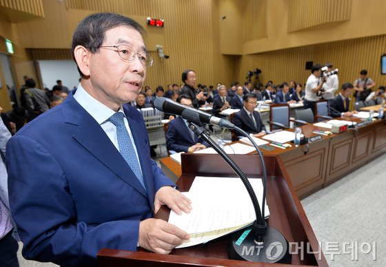 박원순 서울시장이 4일 오전 중구 서울시청에서 열린 국회 안전행정위원회의 서울시에 대한 국정감사에서 업무보고를 하고 있다. 2016.10.4/뉴스1 <저작권자 © 뉴스1코리아, 무단전재 및 재배포 금지>