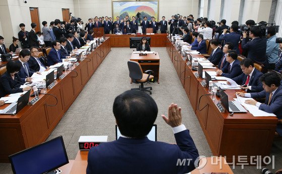 이동걸 KDB산업은행 회장이 4일 서울 여의도 국회에서 열린 정무위원회의 한국산업은행, 중소기업은행에  대한 국정감사에서 증인선서를 하고 있다. 2016.10.4/뉴스1