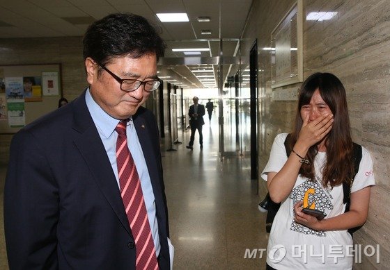 우원식 국회 가습기살균제 특위 위원장이 4일 서울 여의도 국회에서 열린 가습기살균제 사고 진상규명과 피해구제 및 재발방지 대책마련을 위한 국정조사 특별위원회 마지막 회의를 마치고 가습기살균제 피해자 가족인 김미란씨를 위로하고 있다. 2016.10.4/뉴스1