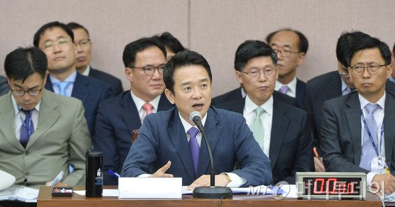 남경필 경기도지사가 5일 오전 경기도 수원시 팔달구 경기도청에서 열린 경기도에 대한 국회 안전행정위원회 국정감사에서 의원들의 질문에 답하고 있다. 2016.10.5/뉴스1 <저작권자 © 뉴스1코리아, 무단전재 및 재배포 금지>