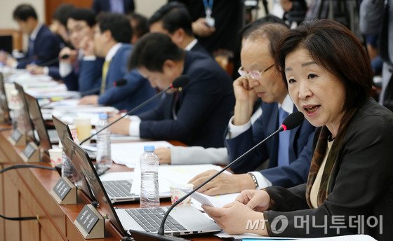 심상정 정의당 대표가 5일 오전 서울 여의도 국회에서 열린 정무위원회의 국무조정실 등에 대한 국정감사에서 이석준 국무조정실장에게 질의를 하고 있다. 2016.10.5/뉴스1