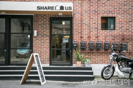 낙후된 고시원을 리모델링한 쉐어어스는  고시촌이 몰려있는 서울 관악구 서림길 117 에 위치해있다./사진=이우기/사진제공=서울시사회적경제지원센터