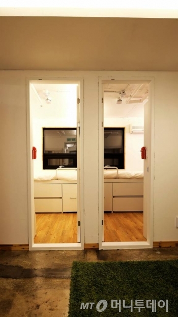 3인실 내부 공간. 개인방을 제외하고 거실, 화장실, 샤워실, 발코니 등이 있다./사진제공=선랩