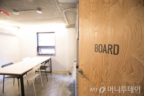 공유공간으로 동네주민들에게 개방한 회의실 공간내부. 사용요금은 2시간 단위로 2000원/인이다. 사진=이우기/사진제공=서울시사회적경제지원센터