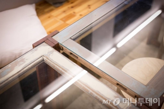 쉐어어스는 폐자재를 활용해 인테리어를 꾸몄다. 창문틀과 책상유리를 재생해 만든 탁자/사진=이우기/사진제공=서울시사회적경제지원센터
