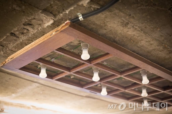 고시원 철거 때 나온 문짝을 재생해 라운지 천정을 꾸몄다./사진= 이우기/사진제공=서울시사회적경제지원센터