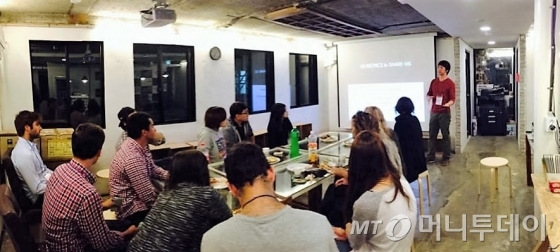 선랩 직원들과 입주자들이 모여 서로 불편했던 사항들을 이야기하거나 건의해보는 소통의 시간/사진제공=선랩