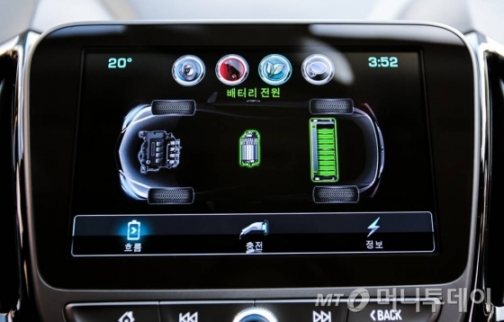 GM '볼트(Volt)' PHEV의 내부 터치스크린./사진=한국GM