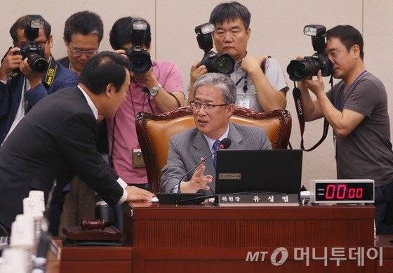 유성엽 국회 교문위원장과 염동열 새누리당 교문위 간사가 4일 서울 여의도 국회에서 열린 교육문화체육관광위원회의 한국관광공사, 사행산업통합감독위원회, 태권도진흥재단 등에 대한 국정감사에서 대화를 하고 있다. 2016.10.4/뉴스1 <저작권자 © 뉴스1코리아, 무단전재 및 재배포 금지>
