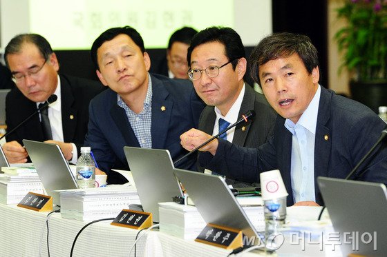 4일 오후 전북 전주시 농촌진흥청에서 열린 농림축산식품해양수산위원회 국정감사에서 김현권 더불어민주당 의원이 GMO용 제초제 성분인 글리포세이트의 위해성을 지적하고 있다.2016.10.4/뉴스1 <저작권자 © 뉴스1코리아, 무단전재 및 재배포 금지>