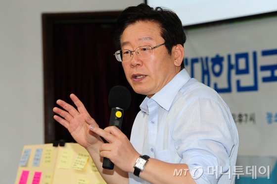 23일 오후 전북 전주시청 강당에서 열린 이재명·주진우의 토크콘서트에서 이재명 성남시장이 이야기를 하고 있다.2016.9.23/뉴스1 <저작권자 © 뉴스1코리아, 무단전재 및 재배포 금지>