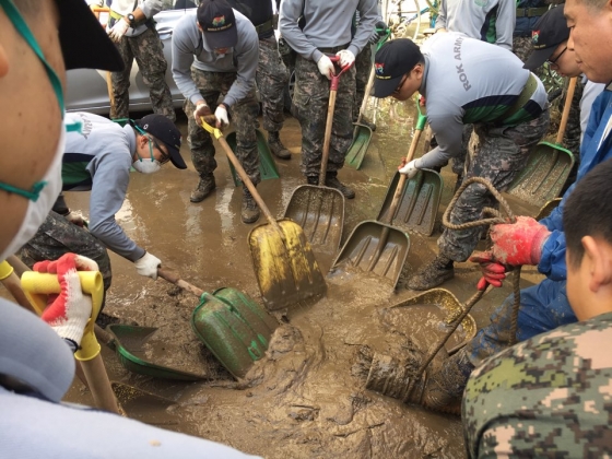 6일 오전 울산시 울주군 언양읍 반천 현대아파트에서 군부대 장병들이 태풍 '차바(CHABA)'로 인한 피해 복구 작업을 펼치고 있다.