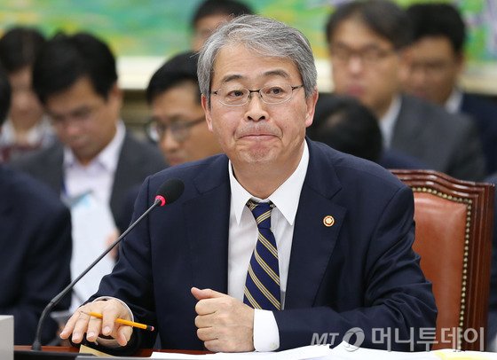 임종룡 금융위원장이 6일 서울 여의도 국회에서 열린 정무위원회의 금융위원회에 대한 국정감사에서 의원들의 질의를 듣고 있다. 2016.10.6/뉴스1