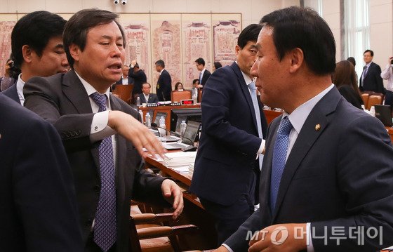 6일 서울 여의도 국회에서 열린 교육문화체육관광위원회 국정감사에서 유성엽 위원장과 염동열 새누리당 간사(오른쪽)와 도종환 더불어민주당 간사가 대화를 나누고 있다.이날 교문위 국감은 여야 의원들이 미르·K스포츠재단 의혹의 중심 인물인 최순실 씨 등 증인 채택 문제로 대체토론을 벌이다 정회됐다. 2016.10.6/뉴스1 <저작권자 © 뉴스1코리아, 무단전재 및 재배포 금지>